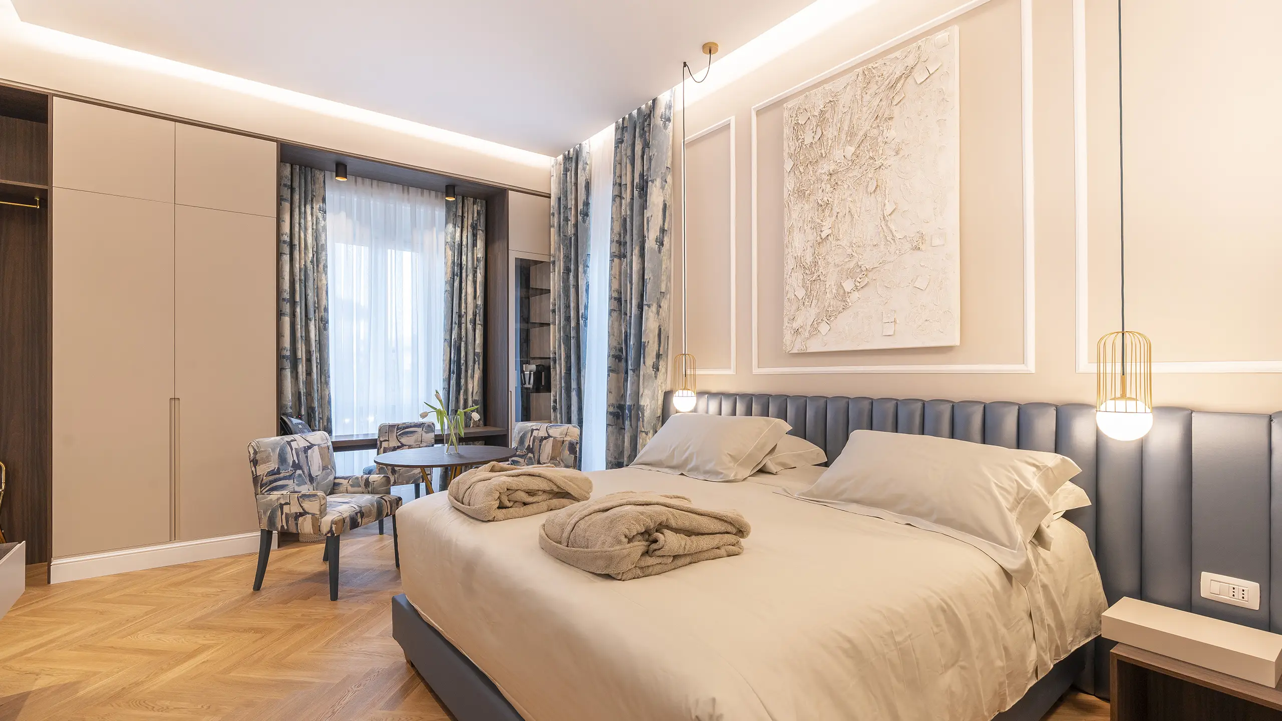 Hotel-in-Grottaferrata-Luxury-Guest-House-Villa-Madre-Grottaferrata-Rome-Acquamarina-Suite-bed-DSC05618